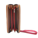 Billetera marrón con diseño acolchado en forma de V y logo metálico con forma de labios. Incluye cierre perimetral y correa de mano desmontable roja.