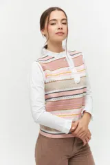 Blusa rosada con mangas largas, cuello con volados y estampado de líneas verticales.