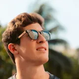 Lentes de sol con montura verde y lentes marrones.