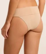 Bombacha bikini blanca de microfibra ligera con cintura ancha.
