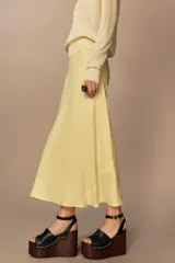 Falda midi color verde oliva de tiro alto con cintura elástica.