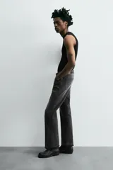 Pantalón de jean celeste de corte flare, con cinco bolsillos, efecto lavado y bajo con acabado irregular.
