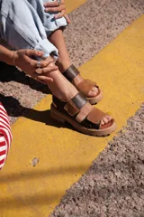 Sandalias marrones con tiras anchas de cuero y suela track.