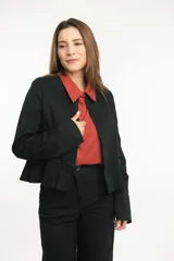 Chaqueta versátil con cuello mao, volado en el bajo y solapas doblables.