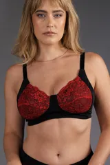 Soutien reductor reforzado sin aro, color negro con detalles de puntilla roja en las copas. Escote alto, espalda y ganchos reforzados. Breteles elásticos regulables.