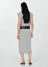 Vestido rosa de corte recto con mangas cortas y diseño minimalista, que se ajusta con un cinturón amplio.