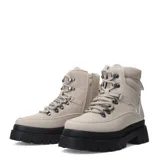 Botas de mujer color beige claro, estilo trekking o montañismo, con caña media y forro interior de borrego o sherpa. Presentan suela track gruesa y dentada de color negro, y sistema de ajuste con cordones y ganchos metálicos.