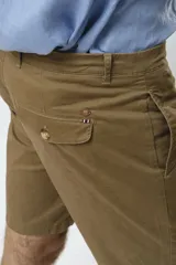 Bermuda color marrón claro, de corte recto y largo a la rodilla.