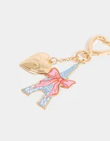 Llavero con gancho en forma de corazón dorado, dije de la Torre Eiffel esmaltada en celeste con un lazo rosa y dije de corazón dorado con diseño grabado.