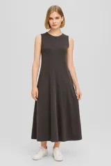 Vestido midi gris oscuro de algodón, sin mangas y con cuello redondo.
