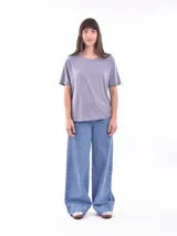 Remera gris de corte recto y mangas cortas.