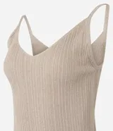 Musculosa color beige de punto canelado con hilo metalizado y escote en V.