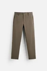 Pantalón de vestir color marrón, corte slim fit, con bolsillos laterales y traseros con botón.
