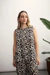 Blusa sin mangas con estampado abstracto en tonos verde y beige.