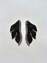 Aro dorado con forma de hoja y detalle de strass.