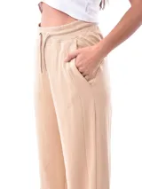 Pantalón negro de tiro alto con cordón ajustable en la cintura y corte ancho y recto.