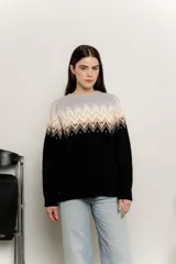 Sweater de punto con cuello redondo, mangas largas y diseño de guardas geométricas en tonos gris, beige y blanco en la parte superior, y negro en la parte inferior.