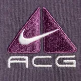 Camiseta violeta de corte holgado con logo ACG estampado en el pecho.