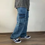 Pantalón jean azul de corte mega oversize con bolsillos cargo laterales.