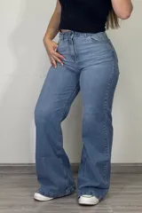 Pantalón de jean celeste de corte wide leg, con tiro alto y bolsillos delanteros y traseros.