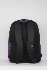Mochila de nylon con diseño tricolor: negro en la parte superior, amarillo en el bolsillo frontal y morado en los laterales. Presenta el logo de la NBA en la parte superior y el logo de Los Angeles Lakers en el bolsillo frontal. La espalda es de tela mesh.