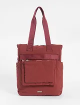 Mochila de poliéster color rojo con bolsillo frontal removible. Tiene doble asa de mano y correas de hombro ajustables.