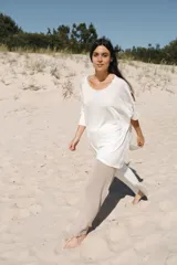 Poncho blanco de lino con cuello redondo y mangas 3/4.