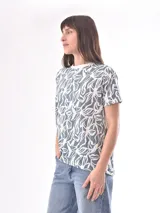 Remera celeste con estampado de hojas blancas.