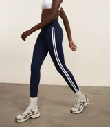 Calza deportiva color bordó con cintura alta y franjas blancas laterales.