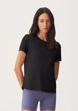 Camiseta deportiva negra de manga corta y cuello redondo.