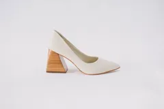 Zapatos de tacón color mostaza de cuero, con punta fina y tacón cuadrado forrado en cuero tipo madera.