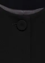 Chaleco negro corto con cuello redondo y cierre frontal con botones.