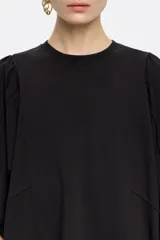 Vestido midi de corte línea A con vuelo, escote caja y manga corta con volumen. Presenta cortes en el talle y en costuras, con bajo irregular.