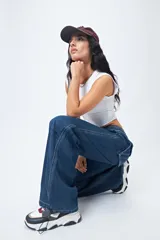 Pantalón jean ancho color gris oscuro, con elástico en la cintura y cordones ajustables en los bajos. Cuenta con grandes bolsillos laterales y traseros.