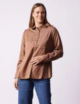 Camisa marrón de lyocell marca Dash, con cuello con solapa, abertura central con botones, mangas largas regulables con presilla y botón, y bolsillos delanteros aplicados.