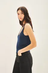 Musculosa azul marino de tejido de punto con lurex plateado, escote redondo y breteles finos.
