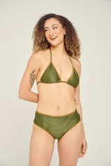 Traje de baño de dos piezas color verde oliva con ribetes marrones. El corpiño es de triángulo con frunce ajustable y copas desmontables. La bombacha es de corte clásico.