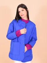 Campera azul acolchada con cuello mao y cierre frontal con botones a presión.