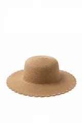 Sombrero de paja tejido en color tostado, con copa redonda y ala ancha con borde festoneado.