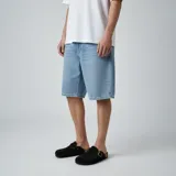 Zuecos negros con hebilla metálica ajustable y plantilla anatómica.