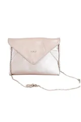 Clutch plateado de cuero metalizado con diseño tipo sobre, cierre de solapa con imán y asa de cadeneta metálica.