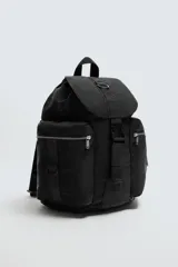 Mochila negra de tela técnica con compartimento principal con cierre de solapa y hebilla de liberación rápida. Tiene un bolsillo interior con cierre y un compartimento para dispositivos electrónicos de hasta 13 pulgadas. La parte frontal cuenta con dos bolsillos con cremallera. Tiene asa de mano y dos asas de hombro ajustables.