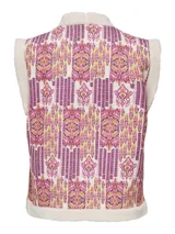 Chaleco sin mangas con estampado de estilo andino en tonos rosa, amarillo y blanco. Tiene cuello alto y ribete de piel sintética color crema.
