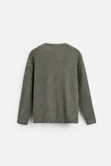 Sweater verde oliva de punto con cuello redondo y diseño de trenzas en el centro.