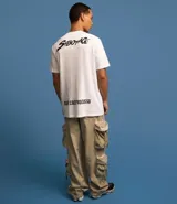 Remera blanca de algodón con cuello redondo y mangas cortas. Estampa frontal con la imagen del rapero Sabotage y la frase "Rap é Compromisso".