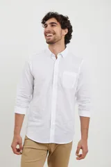 Camisa celeste de lino y algodón, de corte clásico, con cuello button-down y manga larga.