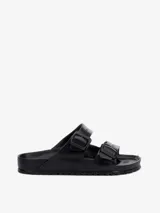 Sandalias Birkenstock Arizona, hechas de goma EVA color negro, con dos correas ajustables con hebilla.