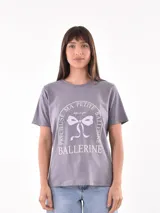 Remera blanca de algodón con estampado de limones y texto en azul.
