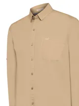 Camisa de hombre azul de manga larga, confeccionada en algodón orgánico con tecnología UPF 20+ y botones de madera.