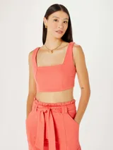 Top corto de tirantes anchos, color rosa pálido, con escote cuadrado.